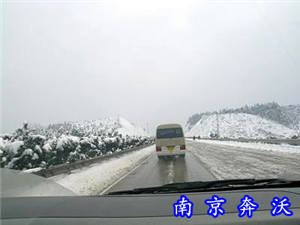 2007年公司參加江蘇電力救援車(chē)支援湖南郴州！（圖）
